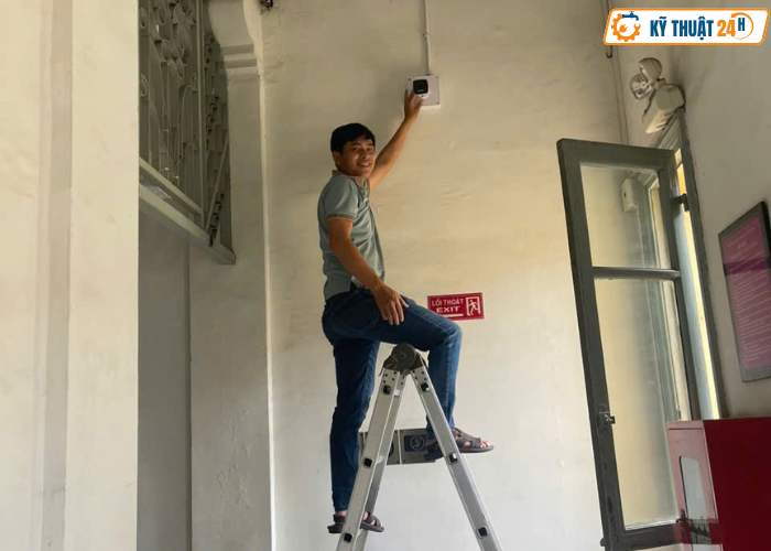 Thợ Kỹ Thuật 24h đang lắp đặt camera tphcm cho hộ gia đình