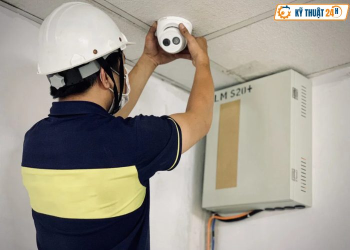 Thợ thi công hệ thống camera có đầu ghi hình chuyên nghiệp cho văn phòng