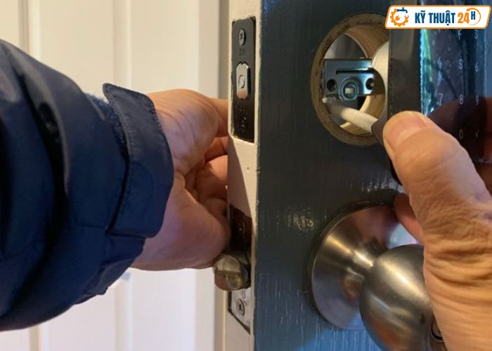 Dịch vụ lắp khóa cửa điện tử quận Bình Thạnh uy tín