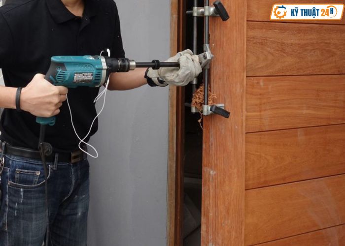 Lắp khóa vân tay cho cửa gỗ tại nhà TP.HCM