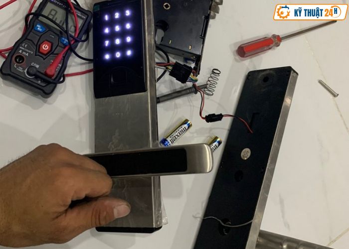 Kỹ Thuật 24h lắp khoá vân tay tân bình giá rẻ